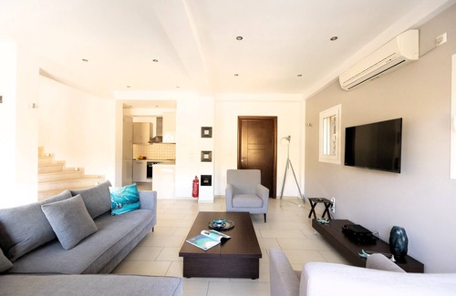 Mikros Gialos Villa | Elegante villa con hermosas vistas y piscina privada a 100 m de la playa