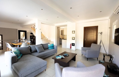 Mikros Gialos Villa | Elegante villa con hermosas vistas y piscina privada a 100 m de la playa