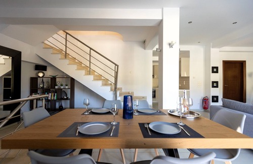 Mikros Gialos Villa | Elegante villa con hermosas vistas y piscina privada a 100 m de la playa