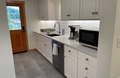 Eugene Apartamento | Elegantly appointed guest apartment on beautiful farm estate in west Eugene.