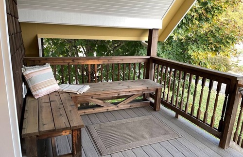 Eugene Apartamento | Elegantly appointed guest apartment on beautiful farm estate in west Eugene.