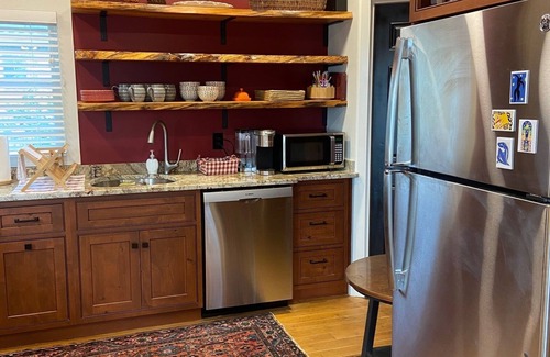 Beacon Apartamento | Elegantly appointed, newly renovated apartment in early 1800's brick farmhouse