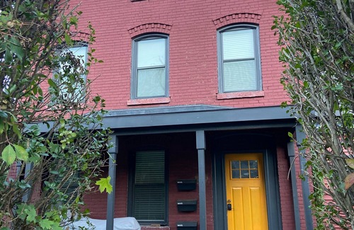 Beacon Apartamento | Elegantly appointed, newly renovated apartment in early 1800's brick farmhouse