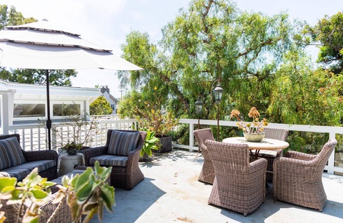 Corona del Mar Casa | Elegantly Decorated Single-Story Home with Soaring Ceilings and Large Yard