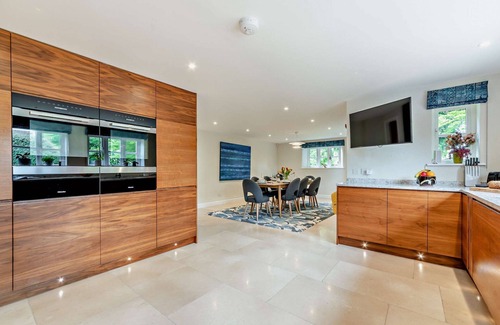 Burford Cabaña | Elegantly furnished holiday home in the Cotswolds with a hot tub - Stonelands