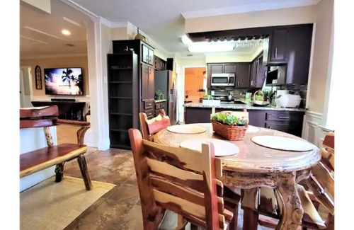 Clear Lake Casa | Elegent NASA Ranch 5 bedrooms with hot tub
