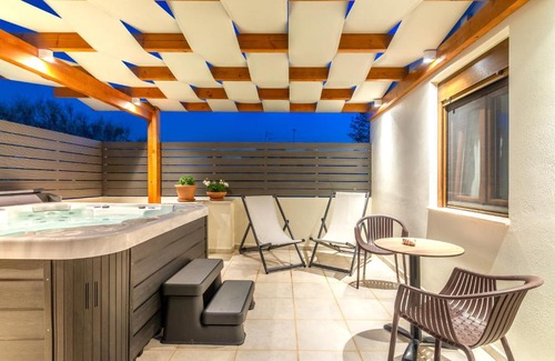 Nea Alikarnassos Casa | Eleni Luxury Maisonette with Jacuzzi