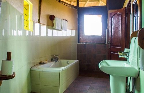 Kichwamba Cabina | Elephant HAB Lodge