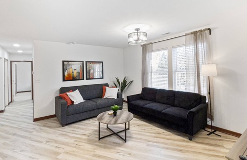 Notre Dame Apartamento | Elevate Apartments at Notre Dame | Well Lit and Homey 2BR Apr near Notre Dame