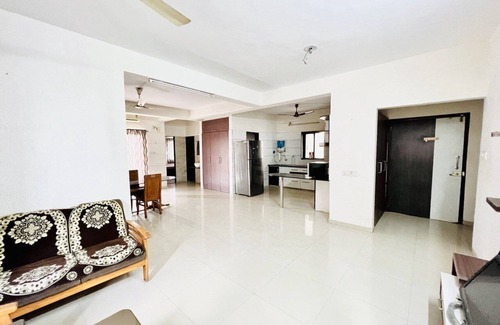 Vadodara Apartamento | Elevate Your Stay: Luxurious 8th Floor Penthouse