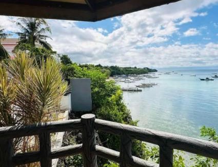 Dauis Villa | Elevated 4 Bedroom Home