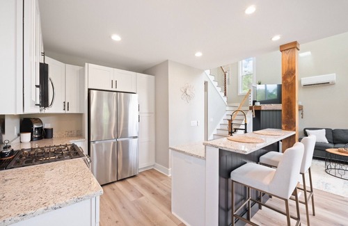 Rhodhiss Cabaña | Elevated cottage on the Catawba River with lots of outdoor space!