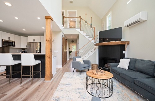 Rhodhiss Cabaña | Elevated cottage on the Catawba River with lots of outdoor space!