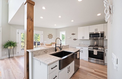 Rhodhiss Cabaña | Elevated cottage on the Catawba River with lots of outdoor space!