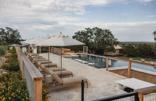 Fredericksburg Cabina | Elevated Couples Tent Suite
