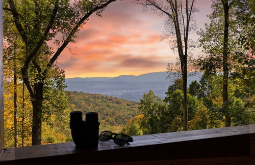Sevierville Cabina | Elevated Escape by Ghosal Luxury Lodging