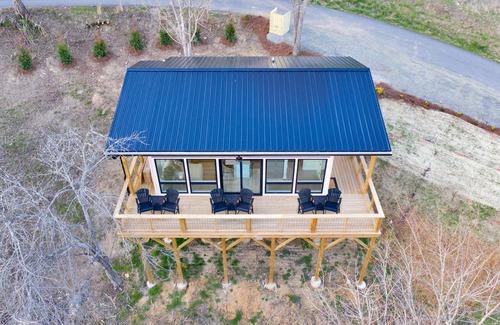 Marshall Cabina | Elevated Escape: Cabin in Marshall. Seasonal Mountain Views. <1 mile to downtown