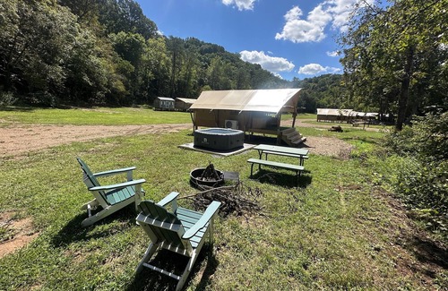 Newport Alquiler De RV | Elevated Glamping with HotTub Near PF, GBurg and Asheville