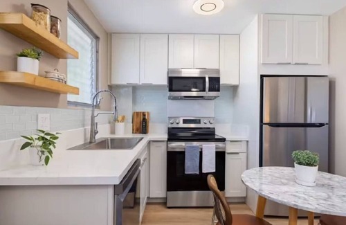 McCully - Moiliili Apartamento | Elevated Honolulu Sanctuary Renovated w/ Aircon