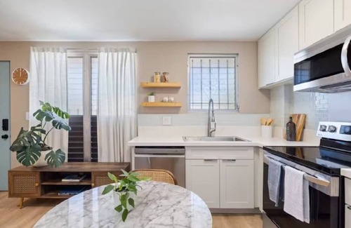 McCully - Moiliili Apartamento | Elevated Honolulu Sanctuary Renovated w/ Aircon