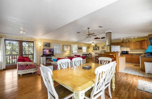 Cedar Key Cabina | Elevated Serenity - Cedar Summit Upstairs 2BR Vacation Retreat with Breathtaking Views