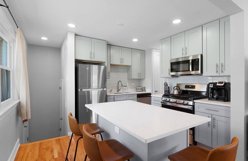 Arlington Heights Casa | Elevation, 5 Beds Open Concept, Huge Basement