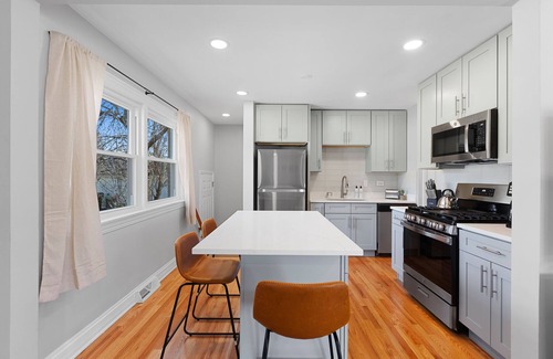 Arlington Heights Casa | Elevation, 5 Beds Open Concept, Huge Basement