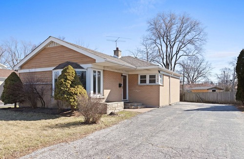 Arlington Heights Casa | Elevation, 5 Beds Open Concept, Huge Basement