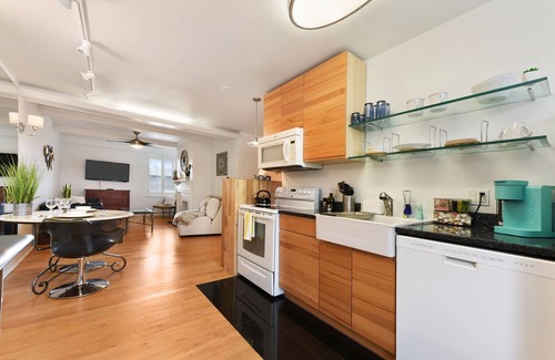 Bloomfield Apartamento | Elevator~West Penn~Parking~Queen Bed-Central Location