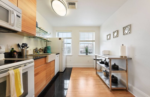 Bloomfield Apartamento | Elevator~West Penn~Parking~Queen Bed-Central Location