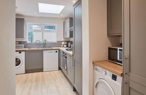 Cambridge Casa | Elfleda Stay | Modern 5 bedroom house