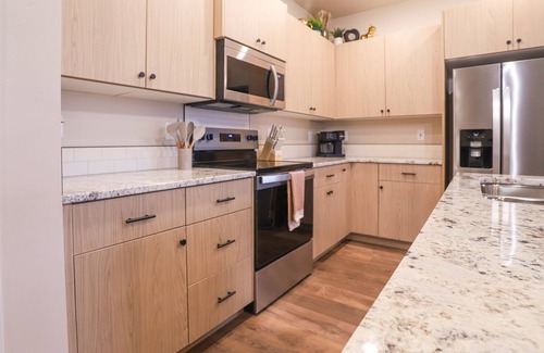 Caldwell Casa | Elgin Collective Townhome 102 | Sleeps 10| Heart of Caldwell
