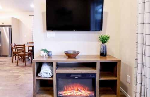Caldwell Casa | Elgin Collective Townhome 102 | Sleeps 10| Heart of Caldwell