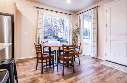 Caldwell Casa | Elgin Collective Townhome 102 | Sleeps 10| Heart of Caldwell