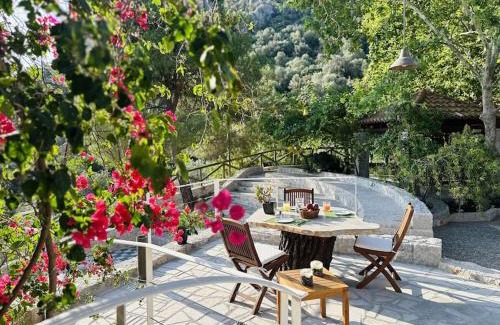 Melissopetra Apartamento | Elia Junior Suite In Epidavros with Shared Pool