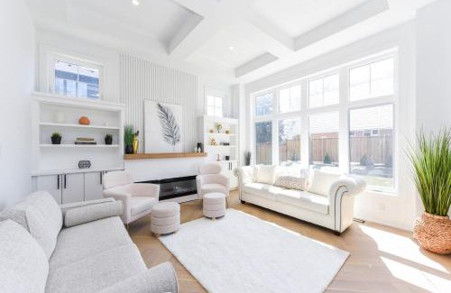 Burlington Villa | Elite 5 BR, Lake, Gym, Sauna, Thtr, OutD FP & Ktcn