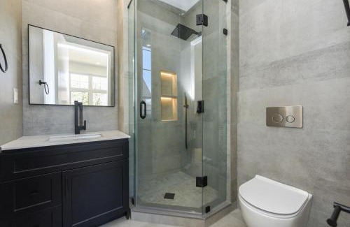 Burlington Villa | Elite 5 BR, Lake, Gym, Sauna, Thtr, OutD FP & Ktcn
