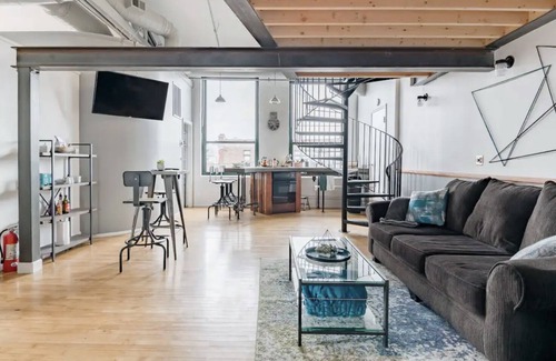 West Loop Condominio | Elizabeth by Coast to Cactus | Chic Artists Loft