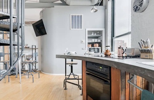West Loop Condominio | Elizabeth by Coast to Cactus | Chic Artists Loft