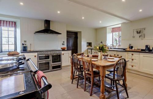 Llanover Casa | Elizabethan Manor at gateway to the Brecon Beacons