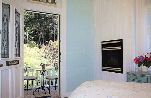 Elk Cama Y Desayuno | Elk Cove Inn & Spa Garden View Pet Friendly sleep 2 only