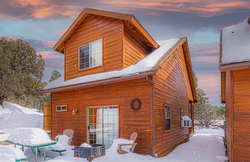 Christopher Creek Cabina | Elk Hollow Cabin with CHARM Backs National Forest, WIFI, stocked kitchen, BBQ