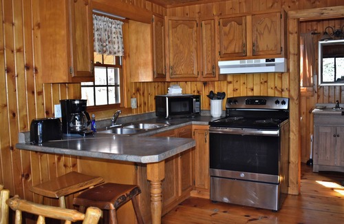 South Bloomingville Cabina | Elk - Hocking Hills: 2 dormitorios, 1 BA Cabaña / Bungalow en Logan, para 4 personas