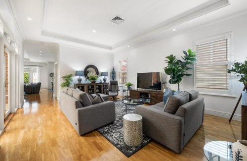 Unley Apartamento | Elk House - 3BR, Dedicated Workspace, Wi-Fi