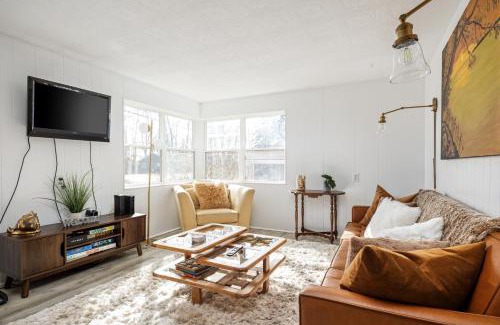 Elk Rapids Casa | Elk Rapids Bungalow Garden Firepit AC