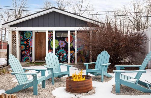 Elk Rapids Casa | Elk Rapids Bungalow Garden Firepit AC