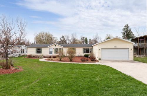 Elk Rapids Casa | Elk Rapids Retreat 3BDR Vacation Home Newly Renovated ➠ 136