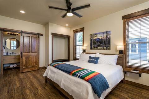 Lakeside Casa | Elk Ridge Village 401A Cozy Cabin with views of Flathead Lake and the mountains