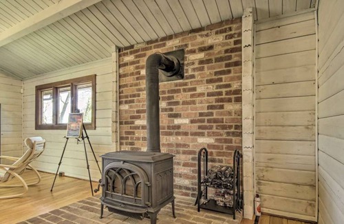 Elkton Cabina | Elk River Cabin on 13 Acres - Water Views, Private Hot Tub & Kayaks - Dogs OK