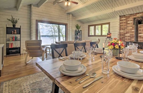 Elkton Cabina | Elk River Cabin on 13 Acres - Water Views, Private Hot Tub & Kayaks - Dogs OK